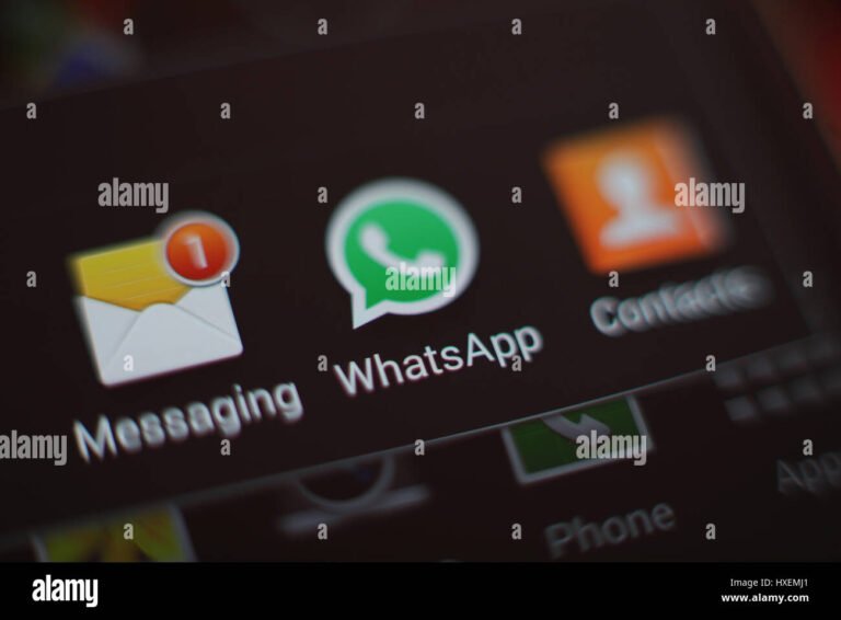 smartphone con icona whatsapp e lucchetto