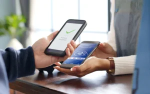 smartphone con pagamento contactless e carta credito