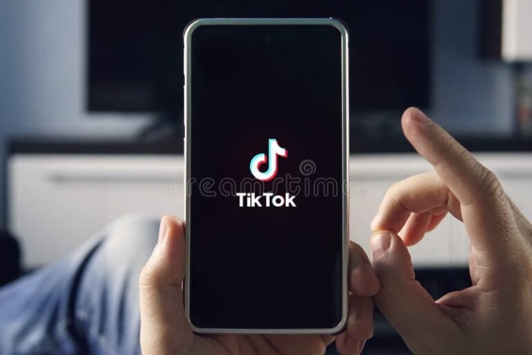 smartphone con schermo che mostra logo tiktok