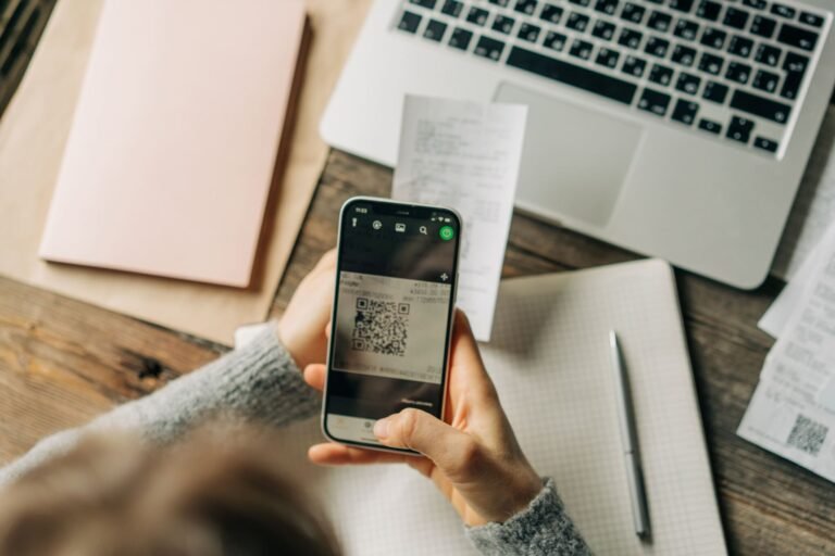 smartphone scansiona qr code su bolletta poste