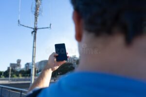 smartphone smarrito con segnale radar luminoso