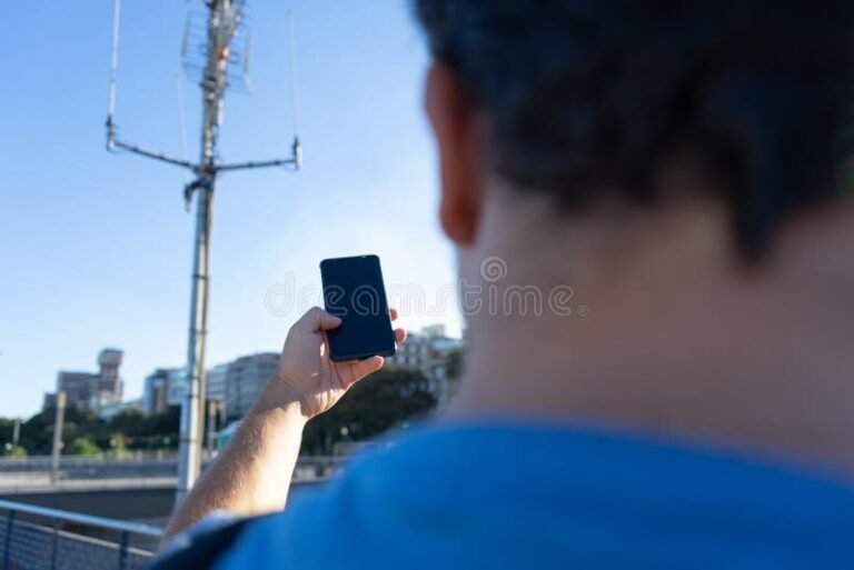 smartphone smarrito con segnale radar luminoso