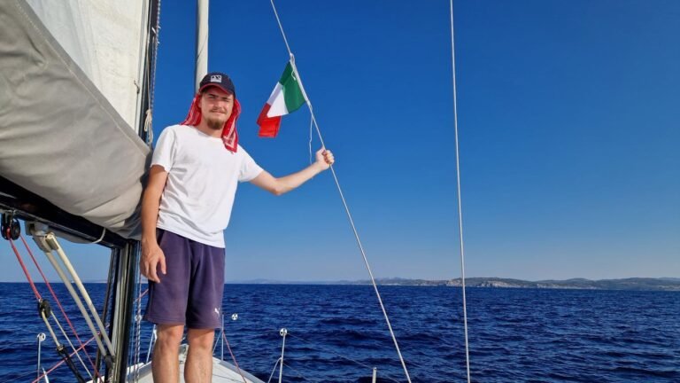 Quali Sconti Traghetto Offrono le Associazioni Sarde ai Soci 5 soci felici su traghetto con bandiera sarda