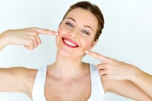 sorriso luminoso con denti sani