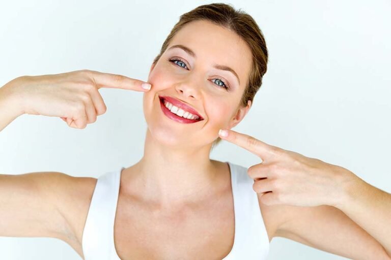 sorriso luminoso con denti sani