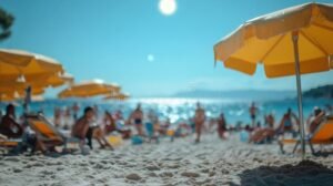 spiaggia affollata con ombrelloni colorati