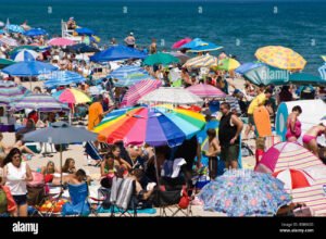 spiaggia affollata con ombrelloni e mare