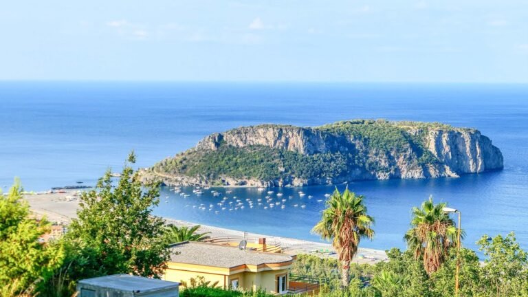 spiaggia di praia a mare con case vista mare
