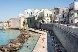 spiaggia di rimini con case sullo sfondo