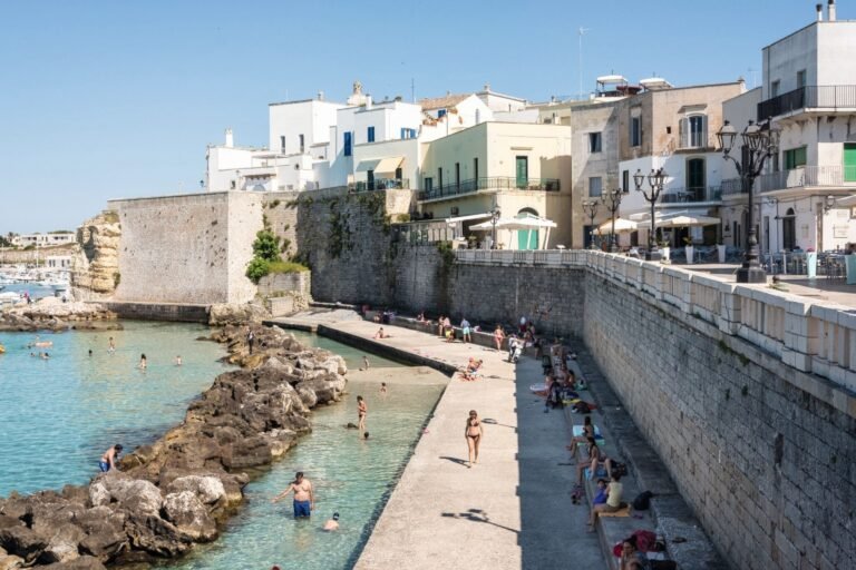 spiaggia di rimini con case sullo sfondo