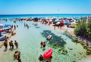 spiaggia dorata con mare cristallino a san pietro