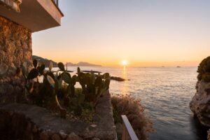 spiaggia e case vacanze al tramonto ad alba