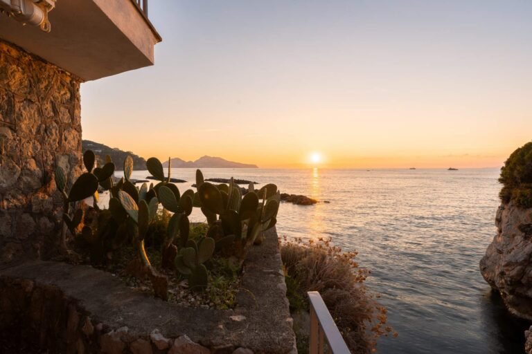 spiaggia e case vacanze al tramonto ad alba