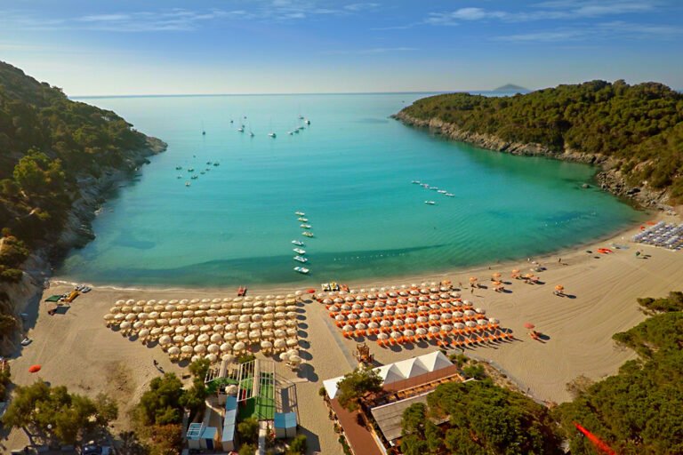 spiaggia mediterranea con sabbia dorata e mare cristallino