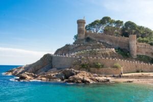 spiaggia sabbiosa con torri medievali sul mare