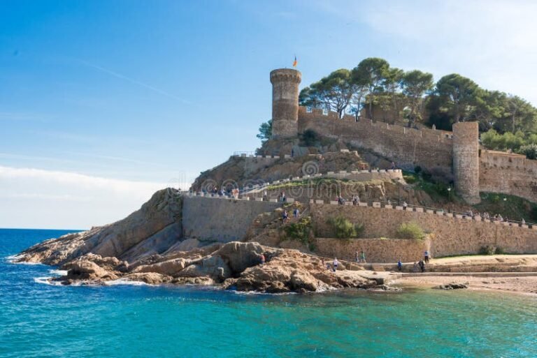 spiaggia sabbiosa con torri medievali sul mare