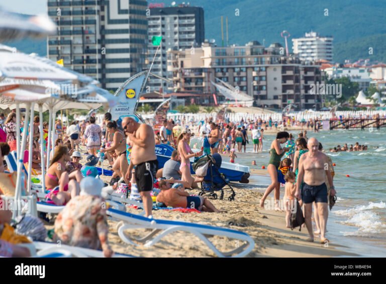 spiaggia soleggiata con turisti e mare