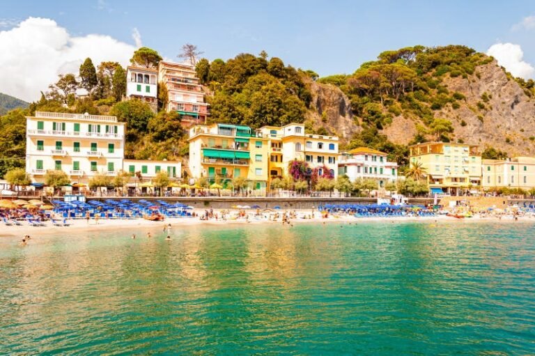 spiaggia soleggiata e mare cristallino ligure