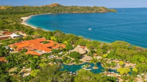 spiaggia tropicale con hotel fronte mare