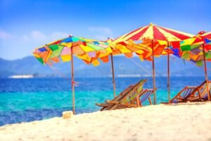 spiaggia tropicale con ombrelloni colorati