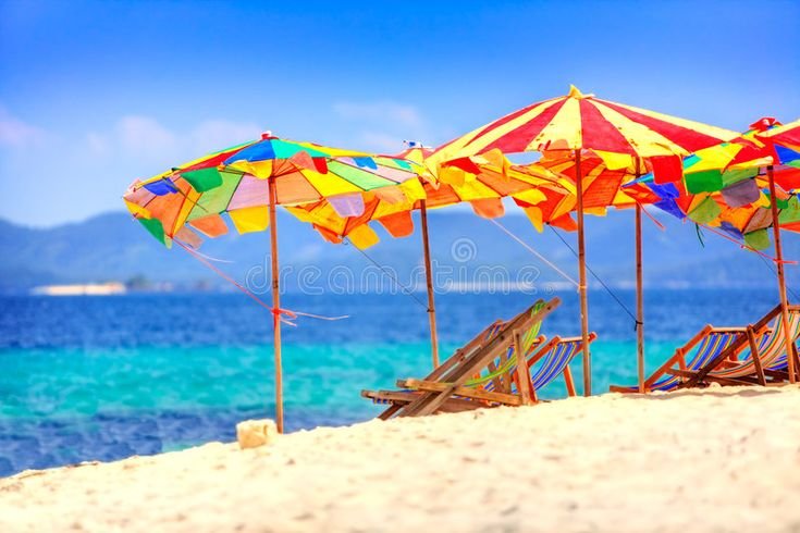 Quali Sono i Servizi Offerti dal Lido Baia Santa Margherita 3 spiaggia tropicale con ombrelloni colorati