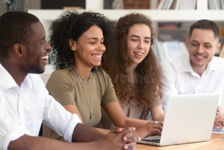 squadra multietnica che collabora felicemente insieme