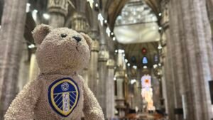 statua dellorso davanti al duomo milano