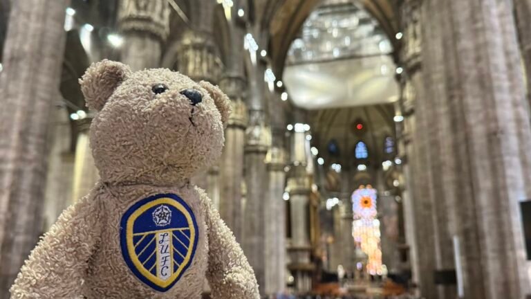 statua dellorso davanti al duomo milano