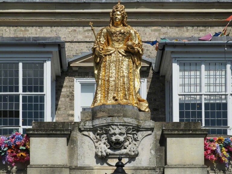 Dove si trova L'Angelo d'Oro a Livorno e quali servizi offre 5 statua dorata luminosa su piazza storica