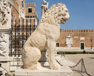statua storica del leone in pietra antica