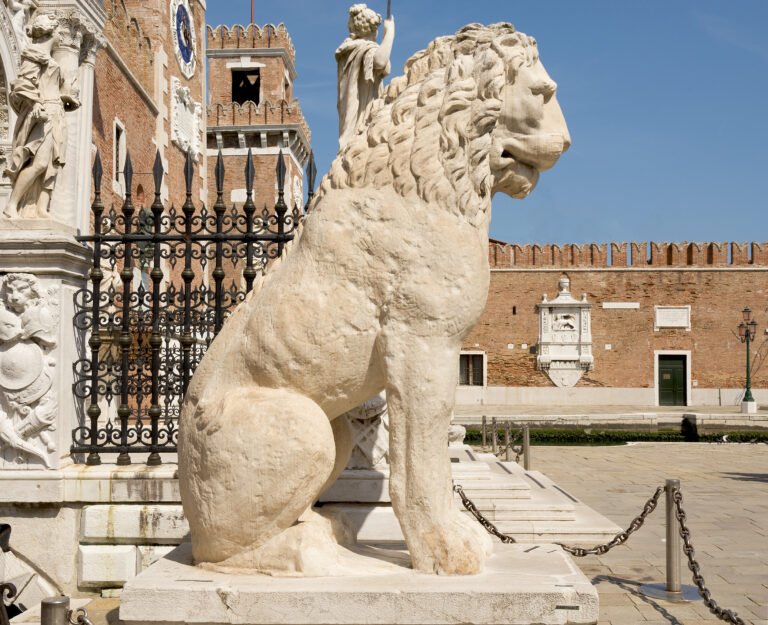 statua storica del leone in pietra antica
