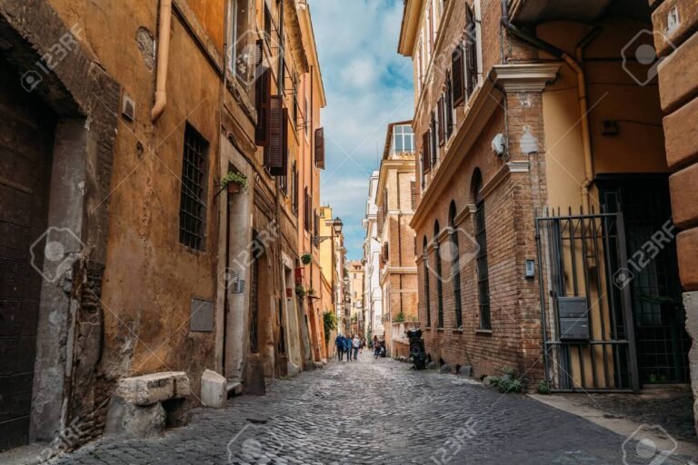 Quali Sono Gli Usi Tradizionali Della Via Orsini A Roma 5 strada acciottolata storica con edifici antichi roma