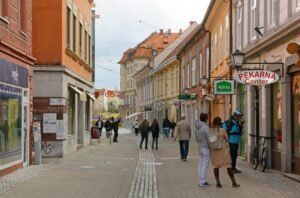 strada centrale pedonale con negozi vivaci