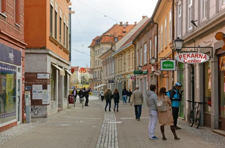 strada centrale pedonale con negozi vivaci