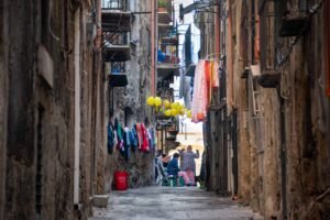 strada urbana di palermo con attivita quotidiane