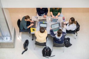 studente ingegneria gestionale con laptop e progettazione