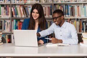 studente universitario con libri e computer