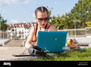 studenti universitari con laptop apple allaperto