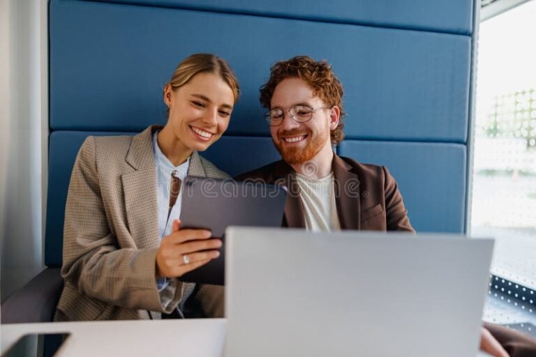 tecnologia moderna con team di professionisti collaborativi