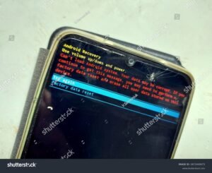 telefono android danneggiato con icone di recupero dati
