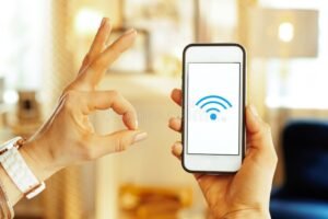 telefono cellulare moderno con segnale wi fi