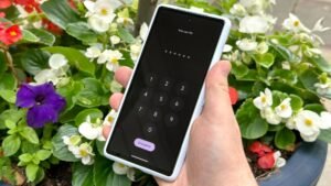 telefono con codice pin visibile sullo schermo
