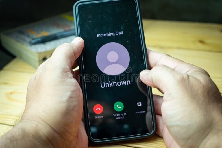 Numero Di Telefono Di Chi È Come Scoprire A Chi Appartiene Un Numero Sconosciuto 2 telefono con schermo che mostra chiamata entrante misteriosa