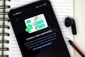 telefono con schermo whatsapp e icona ricerca