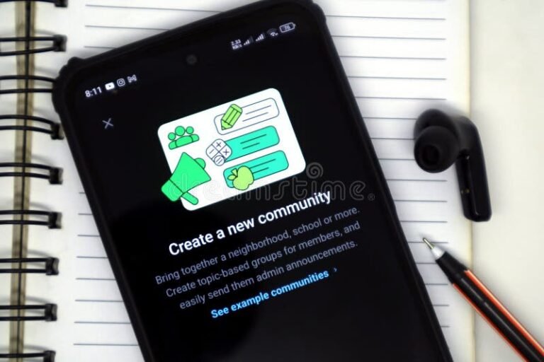 telefono con schermo whatsapp e icona ricerca