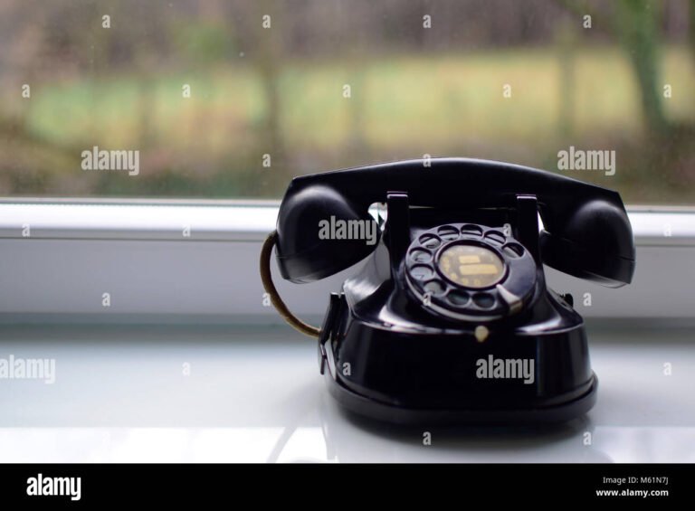 telefono vintage che squilla con sfondo sfocato