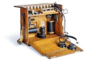 telefono vintage con cuffie e segnali di comunicazione