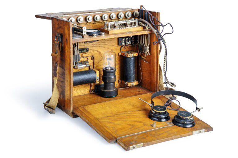 telefono vintage con cuffie e segnali di comunicazione