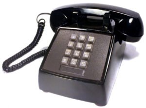 telefono vintage con numero sconosciuto sullo schermo