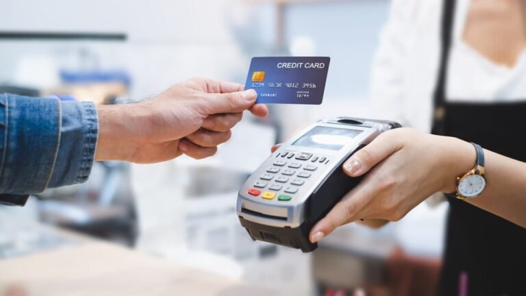 Come Funziona il Pagamento con POS nei Negozi e Online 2 terminale pos in uso con carta di credito